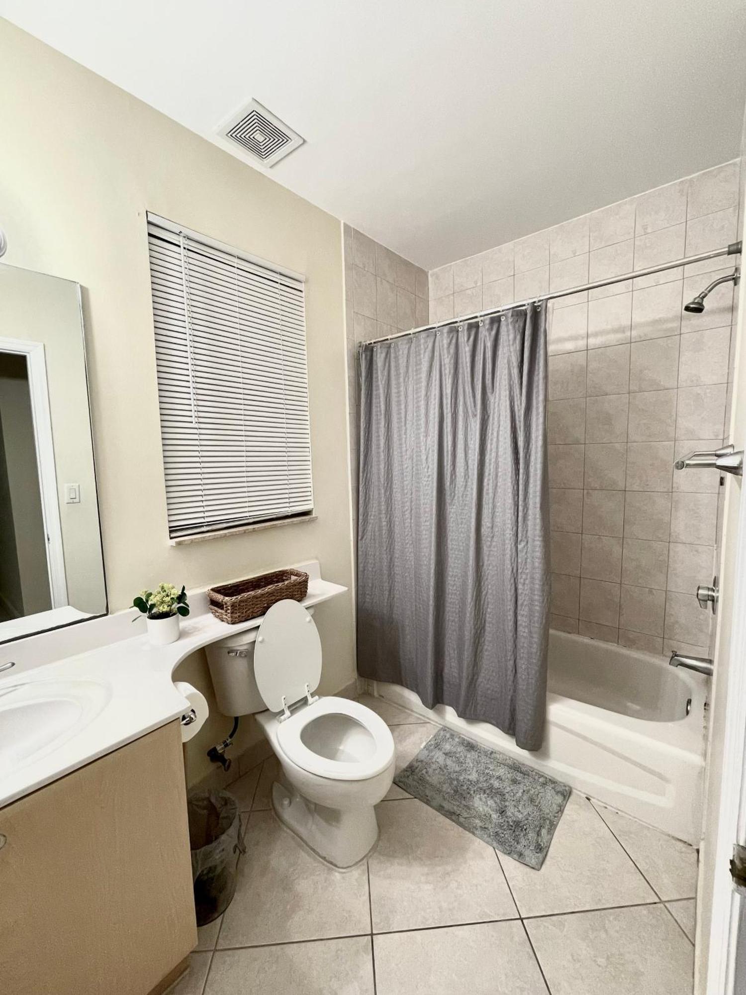 Private Bedroom In Miami - Coral Gables 601 Exterior photo